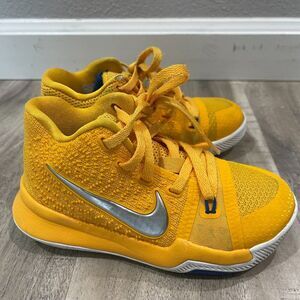 Nike Kyrie 3 Shoes Kids Size 10.5 Mac Cheese University Gold Toddler Basketball